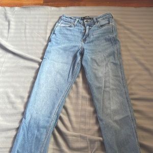 COPY - Hollister Ultra High-Rise Mom Jeans